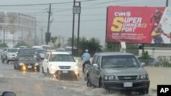 Những chiếc xe đi trên đường phố khu trung tâm thủ đô Kingston, Jamaica, ngày 02 tháng 10 năm 2016.