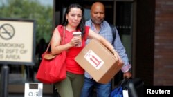 资料照:前《纽约每日新闻报》员工在传出该报将把编辑人员裁减约50%后的消息后离开该报在曼哈顿的办公室。(2018年7月23日)