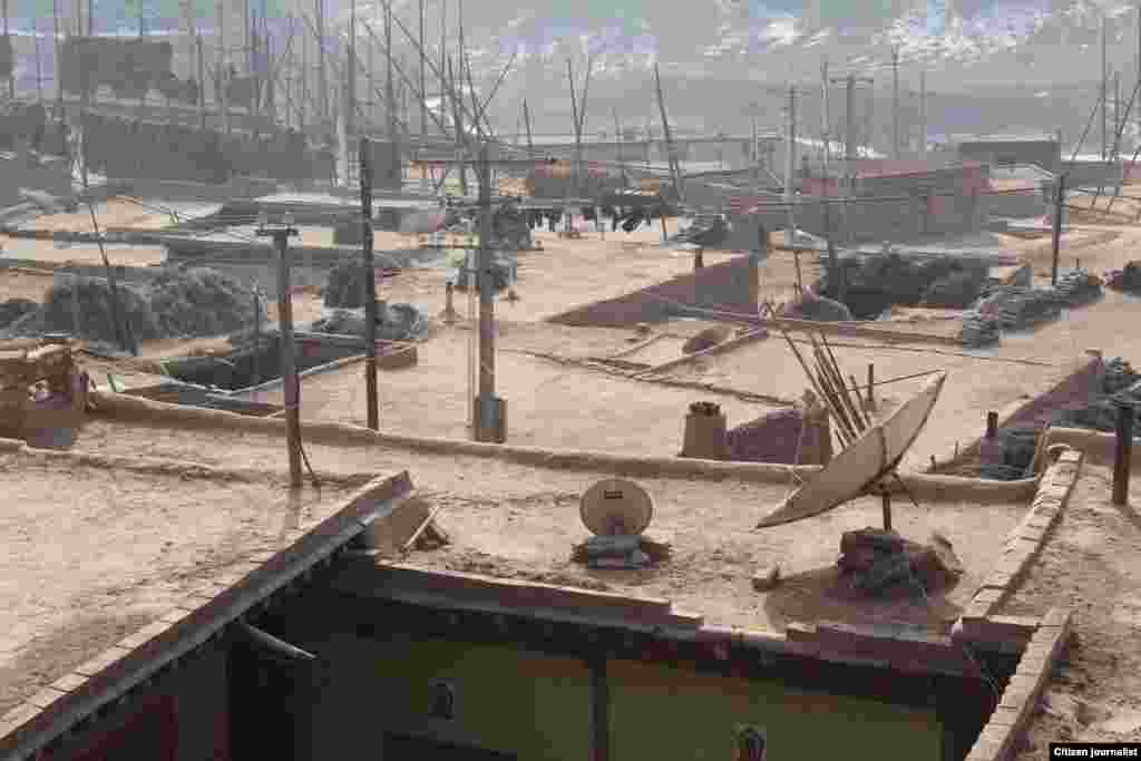 青海藏族村民屋顶上的卫星电视天线。(资料照)