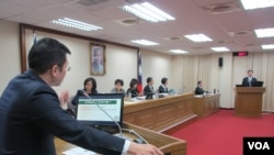 台湾立法院外交及国防委员会11月7号质询的情形 (美国之音张永泰拍摄 )