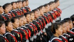 2015年10月10日,朝鲜少女肩上挂着手榴弹模型在平壤游行。2017年9月的美国新政令禁止朝鲜等八国公民进美国。