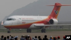 中国制造的ARJ21客机在珠海航展试飞表演后着陆(2010年11月16日)