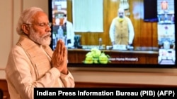 印度总理莫迪在新德里举行内阁成员视频会议时为中印边界冲突中丧生的印度士兵默哀两分钟。(2020年6月17日)