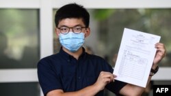 香港民主派活动人士黄之锋手持参加区议会选举提名表。(2020年7月20日)