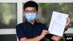 前香港众志秘书长黄之锋递交候选人表格参加即将举行的香港立法会选举。(2020年7月20日)