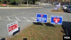 在华盛顿郊外马里兰州某投票站外的标语牌。马里兰州是民主党铁票仓,总统选战无悬念,但一些公投议题比如是否允许同性婚姻、是否允许增开赌场等,争议极大,各方也竭力做选民工作。(美国之音王南拍摄)