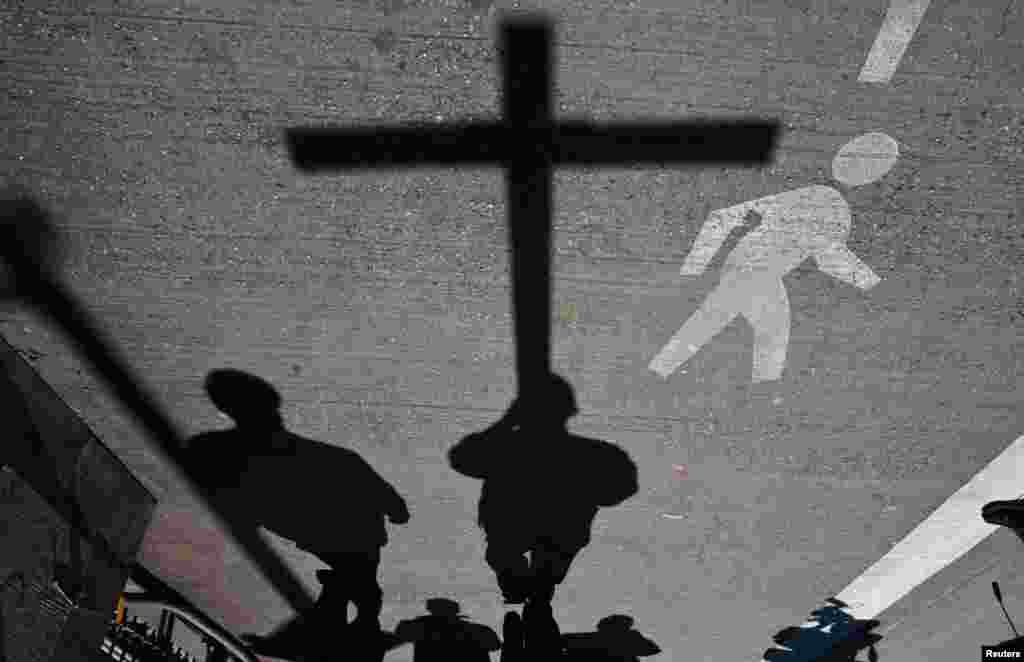 3月29日,人们出席纽约第18届布鲁克林大桥上的十字架之路仪式。