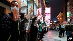 香港抗议者在新年除夕夜组成人链,伸出手掌表示“五项诉求,缺一不可”。(2019年12月31日)