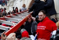 资料照片:支持特朗普的抗议者冲击国会大厦并与警察冲突。(2021年1月6日)