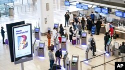 感恩节前夕,纽约拉瓜迪亚机场等待办理登机手续的旅客。(2020年11月25日)