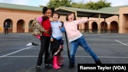 Các học sinh tại trường tiểu học Salt Creek ở Chula Vista, California.