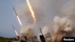 朝鲜5月4日试射了“多枚火箭发射器和战术制导武器”。