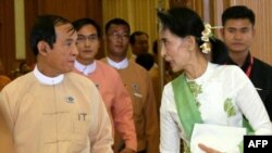 ပြည်သူ့လွှတ်တော် ဥက္ကဌဟောင်း ဦးဝင်းမြင့်ကို ဒေါ်အောင်ဆန်းစုကြည်နဲ့ အတူ တွေ့ရစဉ် (ယခင်မှတ်တမ်းဓာတ်ပုံ)