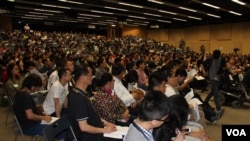 和平占中运动第三个商讨日在香港中文大学的会场(美国之音海彦拍摄)