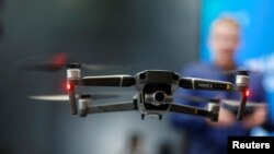 资料照:2019年拉斯维加斯消费电子展上的一架大疆“御”Mavic 2 Zoom无人机。(2019年1月9日)