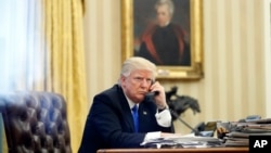 美国总统川普在白宫椭圆形办公室打电话。(资料照片)