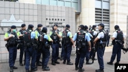 香港警方2024年5月30日在对泛民主派人士作出宣判的香港法院周围戒备。(路透社)