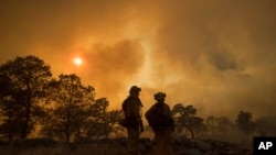 高温天气助长加州山火蔓延,山火造成一些建筑物和住宅受损。