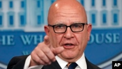 白宫国家安全顾问麦克马斯特在白宫记者会上回答记者问题。(2017年11月2日)