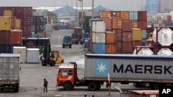 印度孟买港口的集装箱(资料照)