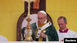 教宗方济各在缅甸仰光的凯伊凯山体育场做弥撒。(2017年11月29日)