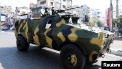 缅甸军车在中部城市曼德勒的大街上巡逻。(2021年2月3日)