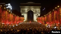 法国巴黎的新年庆祝活动因新冠疫情取消了烟火燃放(2021年12月31日)