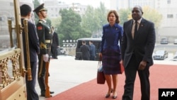 2024年10月18日,英国外交大臣戴维·拉米(右)和英国驻华大使吴若兰(Caroline Wilson )来到北京人民大会堂。(法新社)