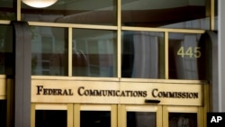 资料照片: 位于华盛顿的美国联邦通讯委员会(FCC)大楼入口。(2015年6月19日)