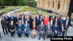 Tân Dân biểu, Nghị sĩ Quốc Hội Victoria, Úc Châu. Ông Kiều Tiến Dũng ngồi ở hàng đầu (thứ hai bên trái)