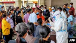 居民在中国云南省瑞丽市接受冠状病毒检测。(2020年9月15日)