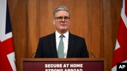ကာကွယ်ရေးအသုံးစရိတ်နှင့် ပတ်သက်၍ Downing Street ဝန်ကြီးချုပ်ရုံးခန်းမှ ထုတ်ပြန်ပြောဆိုနေသည့် ဝန်ကြီးချုပ် Keir Starmer။ (ဖေဖော်ဝါရီ ၂၅၊ ၂၀၂၅) (AP)