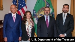 2025年9月18日,美国叙利亚问题特使汤姆·巴拉克(左一)等官员会见叙利亚外交部长阿萨德·沙伊巴尼(右二)。