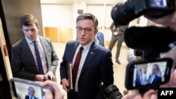 在国会山,众议长约翰逊在众议院共和党人举行会议之后同媒体谈论共和党人推出的预算案。(2025年2月25日)