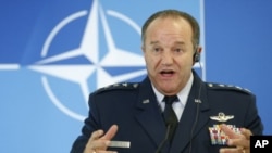 Tướng Không quân Mỹ Philip Breedlove, nói rằng Liên hiệp châu Âu nghi ngờ rằng thành viên của các nhóm tội phạm có tổ chức và những phần tử cực đoan nằm trong số những "người tị nạn chính đáng"