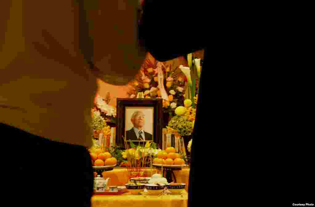 Wani Yaro A Zaune Yana Kallon Babaar Sa A Yayin Da Take Kokarin Dauraye Kayan Sawar Su A Sansanin Kuchogoro, Abuja Najeriya.  