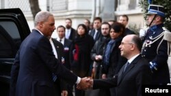 法国内政部长卡泽纳夫在巴黎欢迎美国司法部长霍尔德