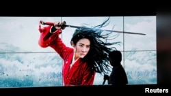 北京一家电影院里的迪士尼影片花木兰的广告牌。(2020年9月11日)