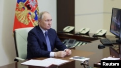 Presiden Rusia Vladimir Putin mengucapkan selamat kepada Donald Trump saat berbicara di Moskow, hari Senin (20/1).