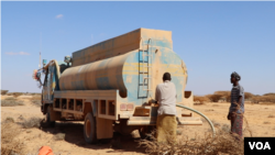 联合国粮农组织的卡车2017年3月为索马里沙漠地区运送饮用水。