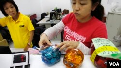 台湾2011年11月的竞选总统活动中,民进党候选人蔡英文的支持者把装有选民捐款的小猪扑满封上