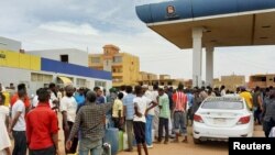 苏丹喀土穆民众在一个加油站等待加油。(2023年4月30日)