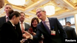 苹果首席执行官蒂姆·库克2018年3月24日在北京钓鱼台国宾馆出席2018年中国发展论坛(CDF)年会。