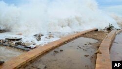 被称为“查帕拉”的飓风吹袭穆卡拉镇(2015年11月2日)