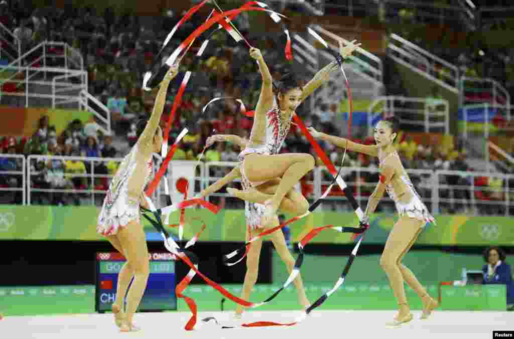中国女子艺术体操队在里约奥运会的预赛中(2016年8月20日)。英文的 Rhythmic Gymnastics,直译为“韵律体操”,在香港和台湾叫“韵律体操”,而在中国叫艺术体操。中国的人民网一篇文章谈到中国体操队在本届奥运会上成绩欠佳的原因之一“是群众基础薄弱。据统计,体操大国美国,体操俱乐部有4000多家,参与体操运动人数超500万;而在中国,体操注册运动员只有2000多人。基数小,好苗子自然就少,这也让中国体操面临青黄不接的尴尬状态。”
