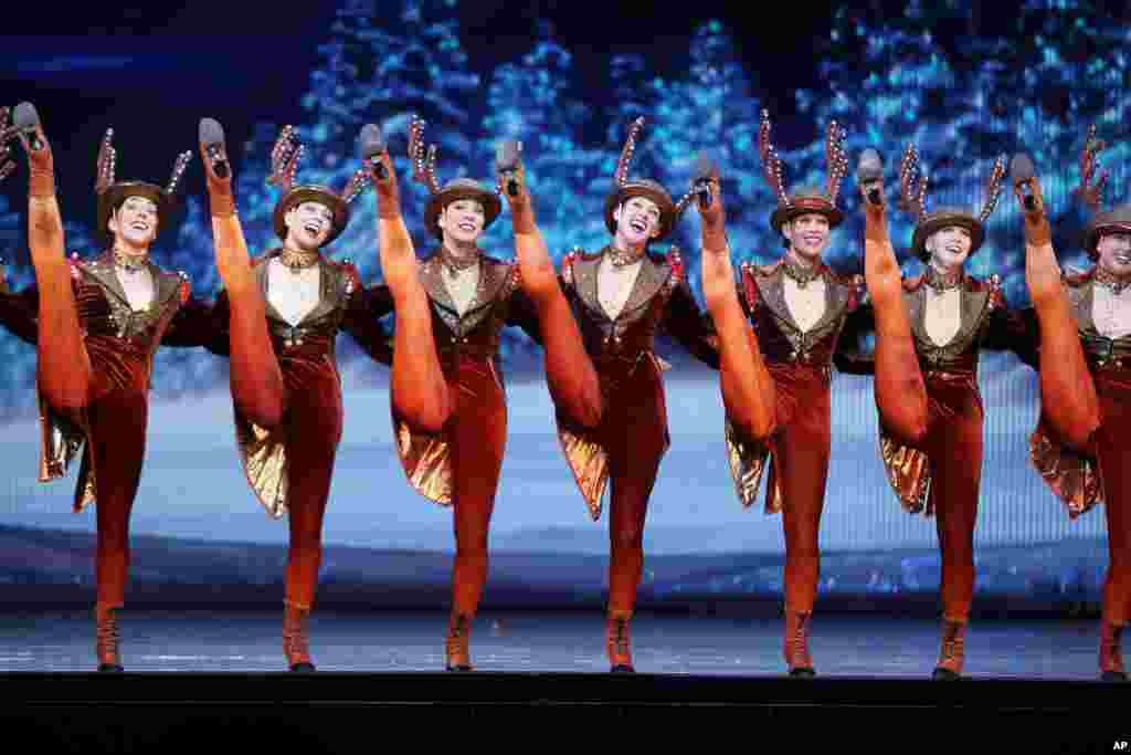 火箭女郎舞蹈团在美国远近驰名,历史悠久,从1932年至今,她们都在纽约无线电城音乐厅表演。每年圣诞节前后,无线电音乐厅会推出应景的圣诞节舞台表演节目,吸引来自全球慕名而来的观众前往欣赏。