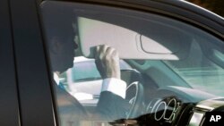 前川普竞选阵营主席马纳福特离开他在华盛顿附近维吉尼亚州亚历山德里亚的家。(2017年10月30日)