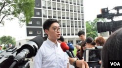 主张港独的香港民族党召集人陈浩天星期一举行记者会(VOA汤惠芸摄)