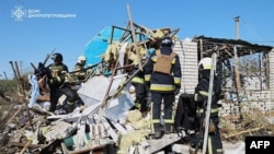 俄罗斯无人机和导弹袭击乌克兰第聂伯罗地区一个秘密地点后,乌克兰救援人员展开搜救工作。(2024年8月26日)