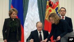 俄罗斯总统普京签署关于克里米亚半岛归并俄罗斯的法案(2014年3月21日)